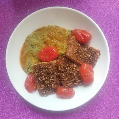 Tataki de tofu com puré de brócolos e tomatinhos assados