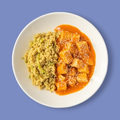 Prato com grão-de-bico e cubos em molho vermelho com sementes de sésamo