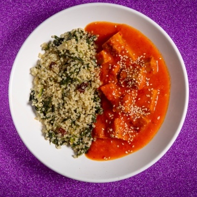 Seitan em molho de pimentos vermelhos com quinoa de espinafres e sultanas