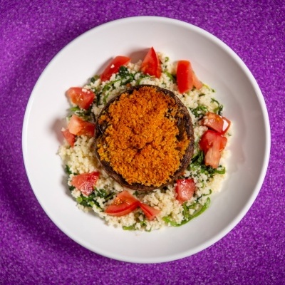 Portobello recheado, topping de broa e couscous de agrião e tomate