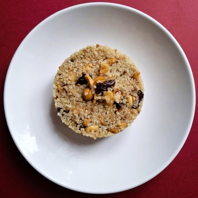 Prato branco com mistura de quinoa e frutos secos