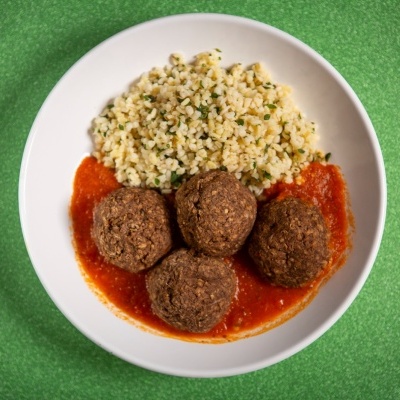 Almôndegas de feijão preto, marinara e bulgur com tomilho-limão