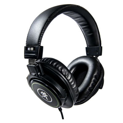 Auriculares pretos com cabo e almofadas grandes