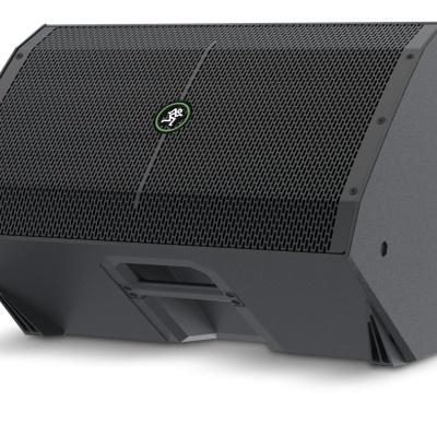 Coluna de som preta com grelha perfurada e logótipo verde