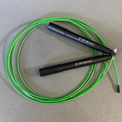 Corda de saltar verde com pegadores pretos e texto IRONAGE
