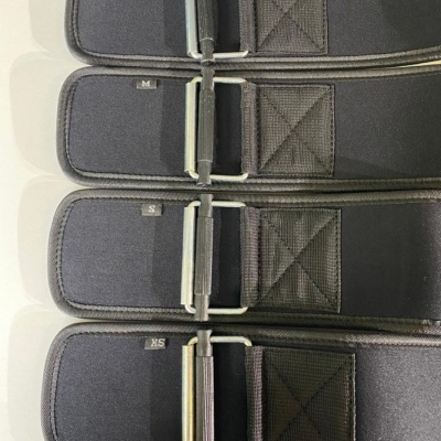 Quatro cintos ajustáveis pretos com fecho metálico, tamanhos M, S, XS