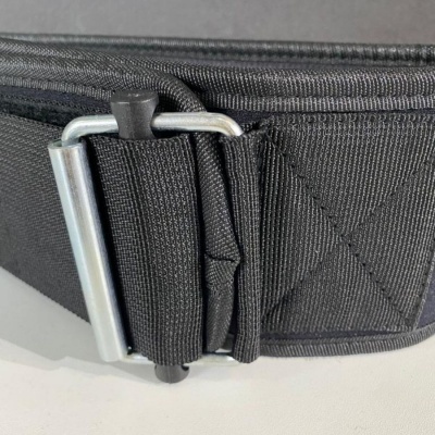 Cinto preto de tecido com fecho metálico e costuras visíveis