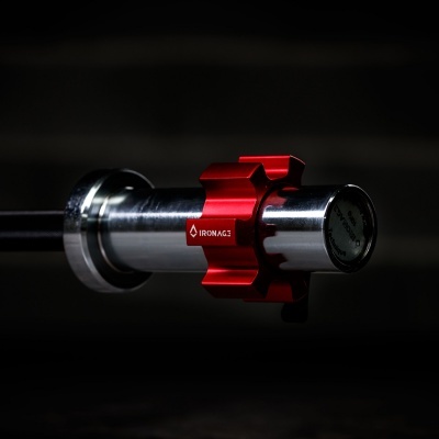 Barra metálica cromada com detalhe vermelho e logótipo IRONAGE em fundo escuro