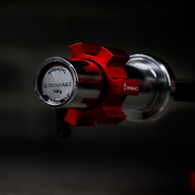 Halteres prateados com detalhes em vermelho e texto IRONAGE 10KG