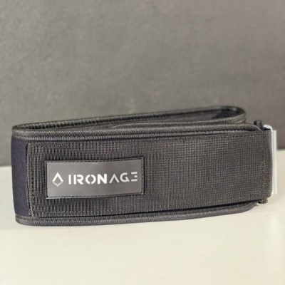 Cinto preto de treino com etiqueta IRONAGE sobre superfície clara