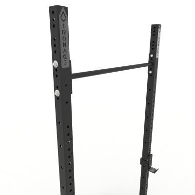 Estrutura suporte treino musculação metal preto com texto IRONAGE