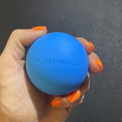 Mão segurando bola azul com texto IRONAGE