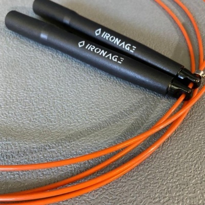 Corda de saltar com cabos pretos e corda laranja