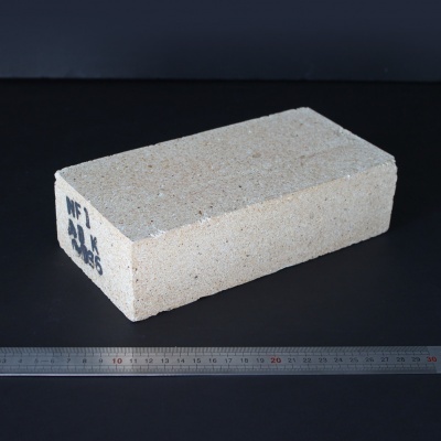 Bloco de construção bege com texto preto ao lado de régua metálica