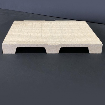 Palete plástico translúcido bege com superfície texturizada sobre fundo preto