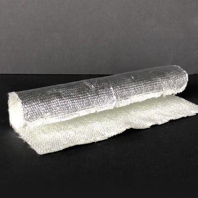 Rolo de fibra de vidro branca com textura trançada sobre fundo cinza