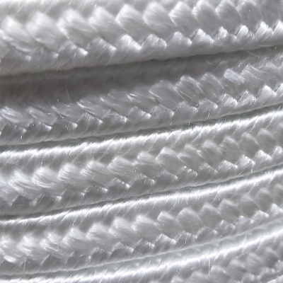 Cordão trançado branco brilhante em close-up