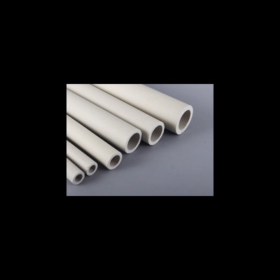 Tubos cilíndricos brancos de vários tamanhos sobre superfície cinzenta