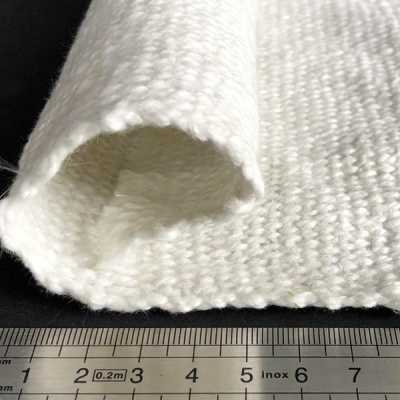 Tecido branco de malha com régua de metal inox