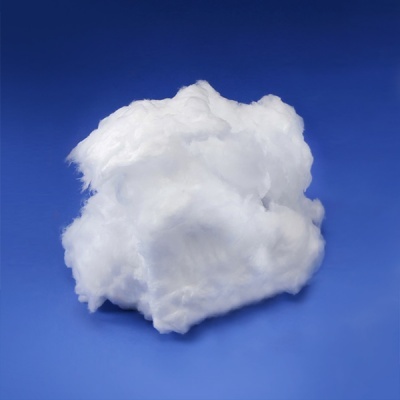 Pedaço de algodão branco fofo sobre fundo azul