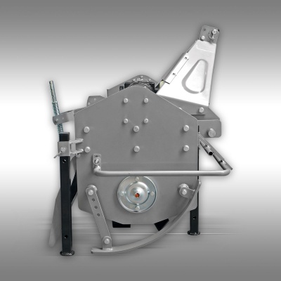 Máquina industrial metálica cinzenta e prateada com manípulo e base preta