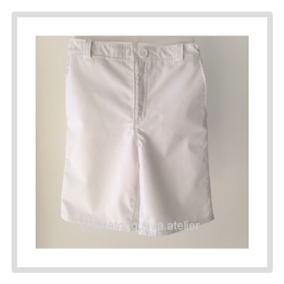 Calções brancos de tecido liso com botão frontal