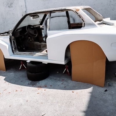 Carro branco sem portas e rodas com caixas de cartão