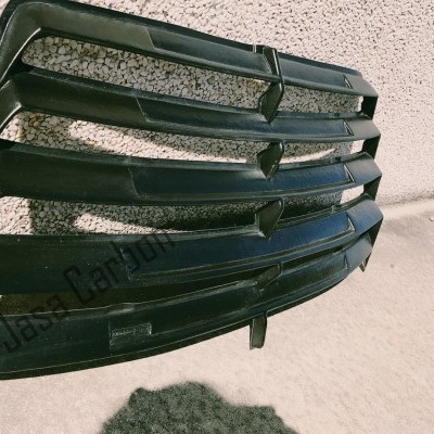 Grelha dianteira de automóvel em plástico preto com quatro ripas horizontais