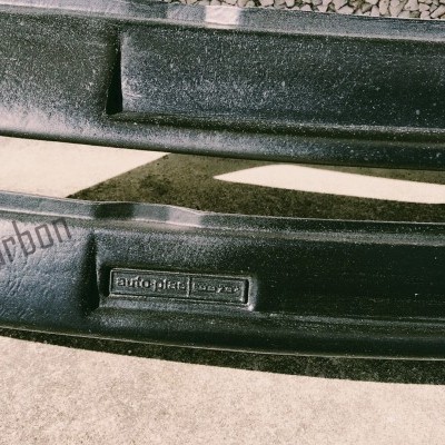 Peça preta de carbono com inscrições 'Jasa Carbon' e 'Auto-fabrics GmbH' em fundo claro