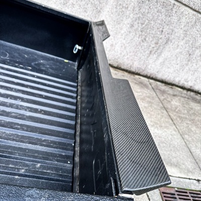 Caixa de carga de veículo preta com tampa de fibra de carbono