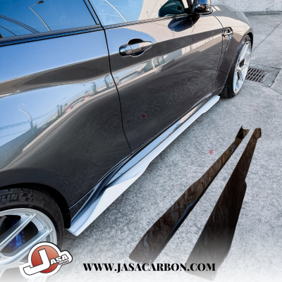 Carro cinzento metálico com aerodinâmico lateral branco e jantes prateadas