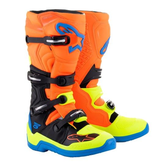 BOTAS ALPINESTARS TECH 5 LARANJA FLUO/AZUL/AMARELO FLUO Botas de motocross coloridas em laranja, amarelo, preto e azul com fivelas e logo Alpinestars.