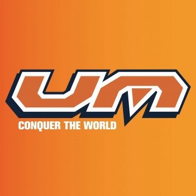 Logótipo com letras UM e texto CONQUER THE WORLD em fundo laranja