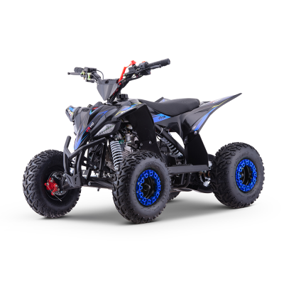 Quad eléctrico preto com aros azuis em fundo branco