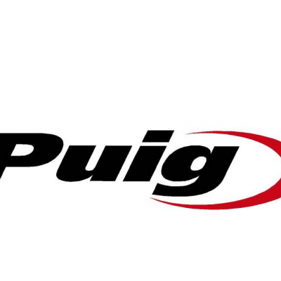 Logo da marca Puig em letras pretas com detalhe curvo vermelho