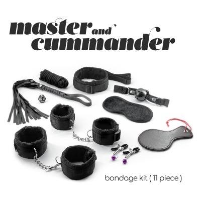 Conjunto bondage preto com 11 peças incluindo algemas, venda, chicote e mordedor.