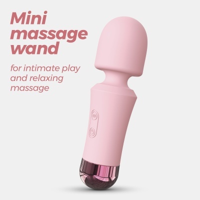 Mini massageador rosa claro com base rosa metálica e texto promocional em inglês