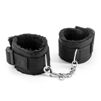 Algemas para pulsos em tecido preto com interior em pêlo sintético e corrente metálica prateada.