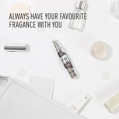 Frasco de perfume portátil e frascos de cosméticos sobre fundo branco com texto promocional