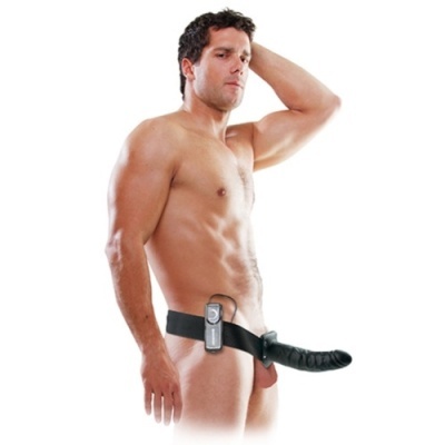 Homem com arnês sexual preto num fundo branco