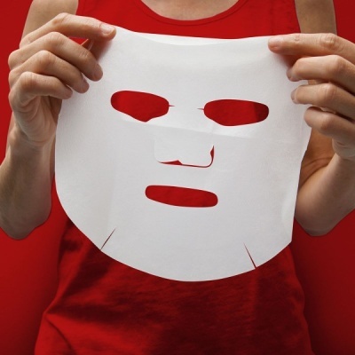 MÁSCARA DE TECIDO FACIAL ILUMINADORA NATURE?S QUEENS ROMÃ 25ML