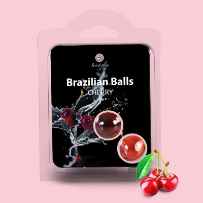 Embalagem de Brazilian Balls sabor cereja sobre fundo rosa claro