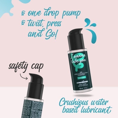 Frascos de lubrificante à base de água com tampa pump preta e rótulos em verde escuro e branco, texto promocional azul e preto em fundo rosa claro.