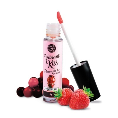 Brilho labial Vibrant Kiss morango com embalagem rosa e preta, morangos frescos ao lado.