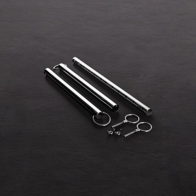 tubos metálicos prateados com ganchos e parafusos sobre superfície preta