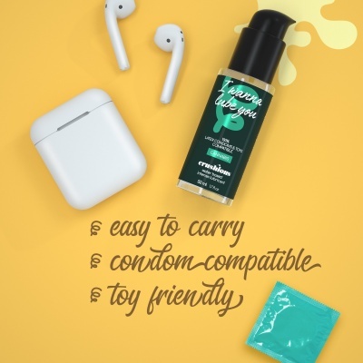 Frasco de lubrificante, preservativo, estojo branco e auscultadores em fundo amarelo com texto