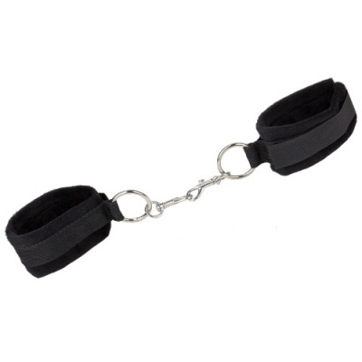 Algemas pretas de tecido com interior acolchoado e ligação metálica