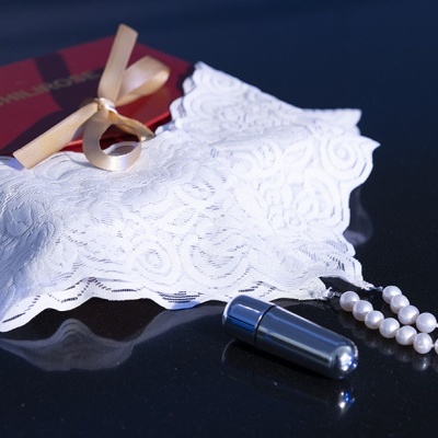 TANGA DE PÉROLAS CR-4395 BRANCA COM BALA VIBRATÓRIA