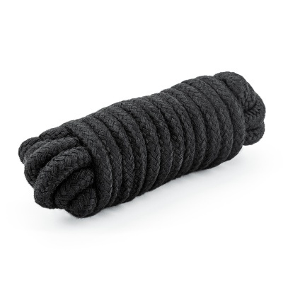 Cordão preto enrolado em fundo branco