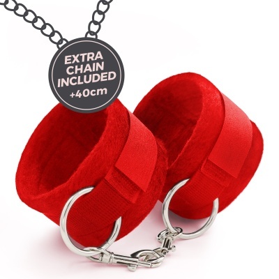 Algemas de tecido vermelho com argolas metálicas e etiqueta preta com texto.